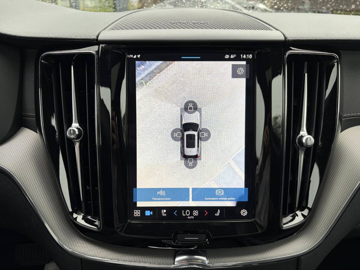 Volvo XC60 Volvo XC60 2.0 T6 Plug-in hybrid AWD Ultra Black Edition BTW| HARMAN KARDON| ELEKTRISCHE TREKHAAK| HUD| 360 CAM|  ELEKTRISCHE STOELEN MET MEMORY| PANORAMADAK| ACHTERBANK VERWARMD| STOEL + STUURVERWARMING|