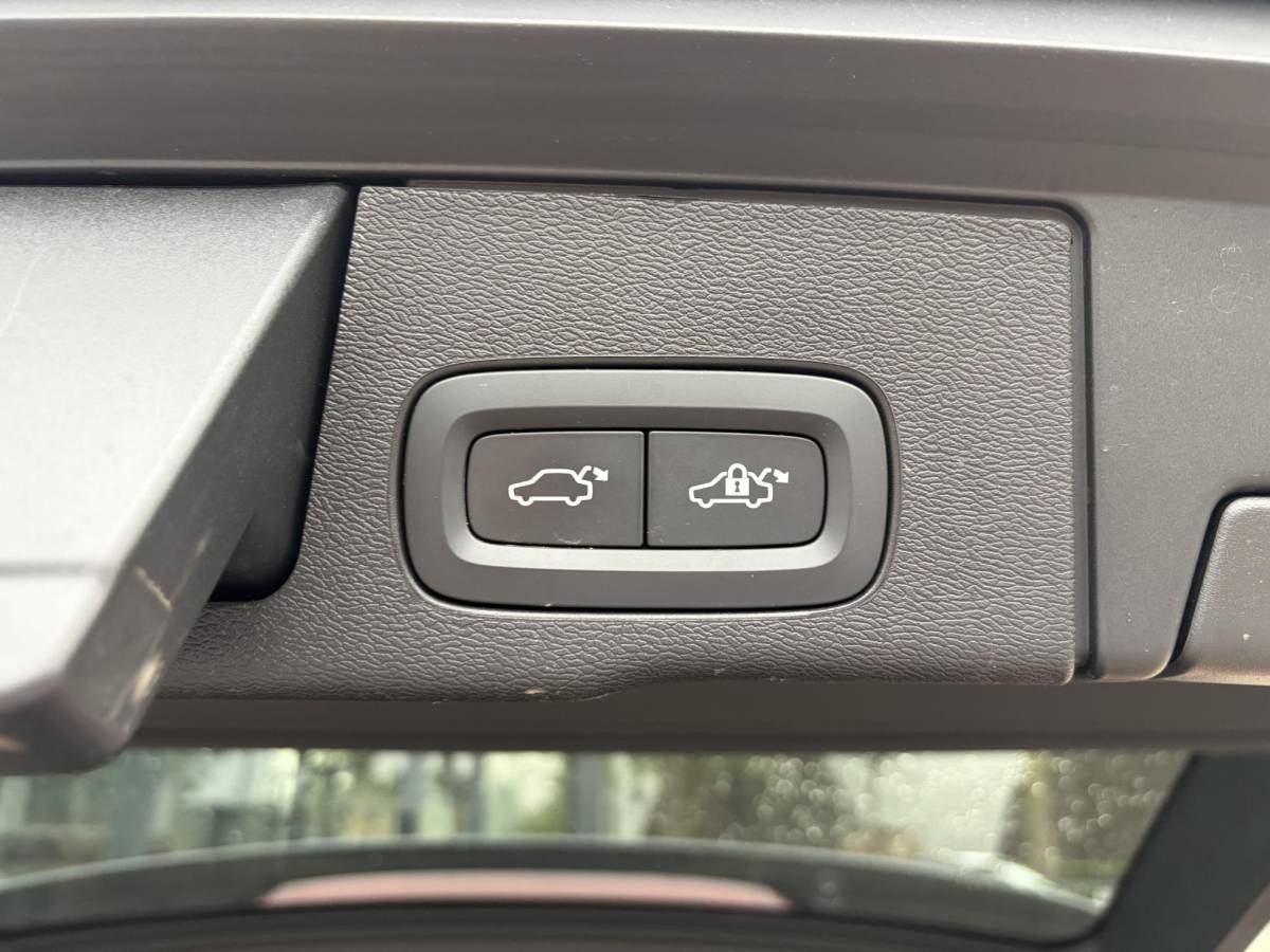 Volvo XC60 Volvo XC60 2.0 T6 Plug-in hybrid AWD Ultra Black Edition BTW| HARMAN KARDON| ELEKTRISCHE TREKHAAK| HUD| 360 CAM|  ELEKTRISCHE STOELEN MET MEMORY| PANORAMADAK| ACHTERBANK VERWARMD| STOEL + STUURVERWARMING|