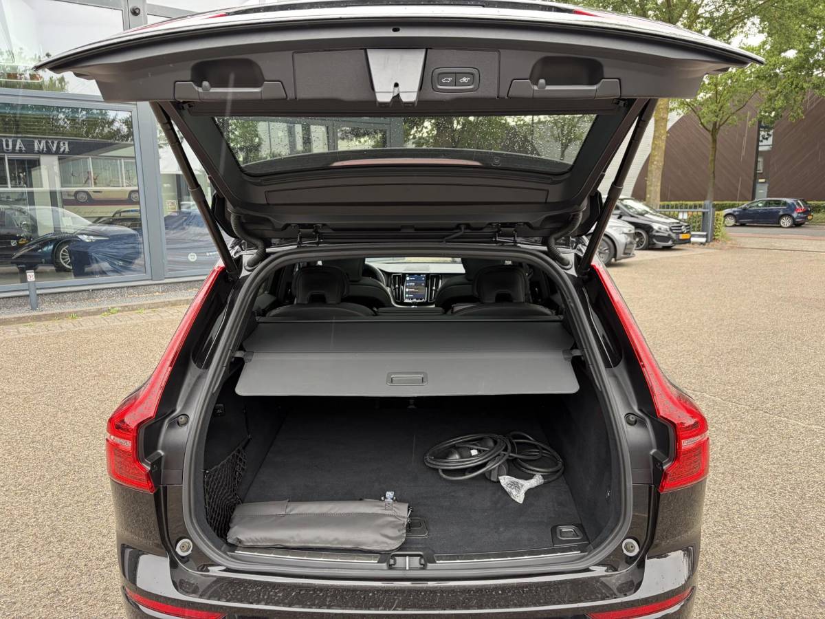 Volvo XC60 Volvo XC60 2.0 T6 Plug-in hybrid AWD Ultra Black Edition BTW| HARMAN KARDON| ELEKTRISCHE TREKHAAK| HUD| 360 CAM|  ELEKTRISCHE STOELEN MET MEMORY| PANORAMADAK| ACHTERBANK VERWARMD| STOEL + STUURVERWARMING|