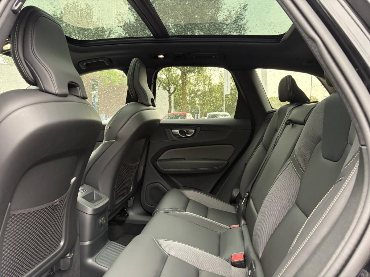 Volvo XC60 Volvo XC60 2.0 T6 Plug-in hybrid AWD Ultra Black Edition BTW| HARMAN KARDON| ELEKTRISCHE TREKHAAK| HUD| 360 CAM|  ELEKTRISCHE STOELEN MET MEMORY| PANORAMADAK| ACHTERBANK VERWARMD| STOEL + STUURVERWARMING|