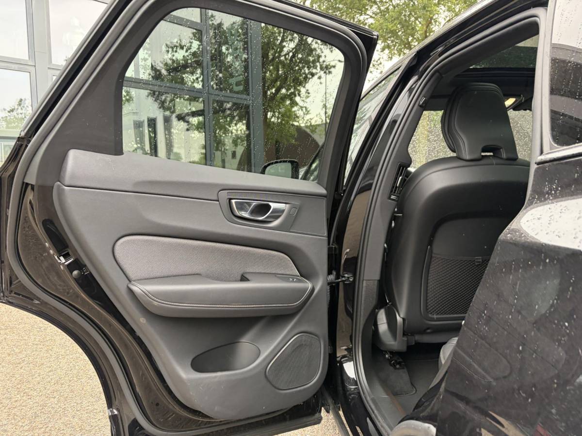 Volvo XC60 Volvo XC60 2.0 T6 Plug-in hybrid AWD Ultra Black Edition BTW| HARMAN KARDON| ELEKTRISCHE TREKHAAK| HUD| 360 CAM|  ELEKTRISCHE STOELEN MET MEMORY| PANORAMADAK| ACHTERBANK VERWARMD| STOEL + STUURVERWARMING|