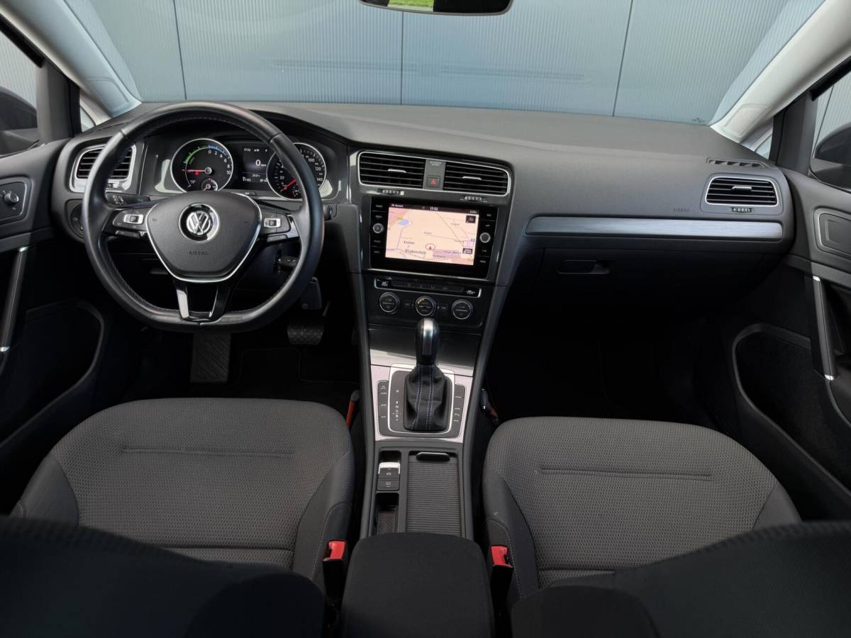 Volkswagen e-Golf Volkswagen e-Golf E-DITION Led – Adaptive – Warmtepomp – Navi Groot
