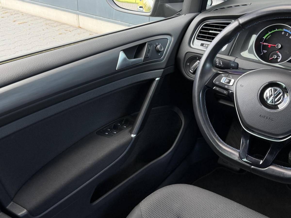 Volkswagen e-Golf Volkswagen e-Golf E-DITION Led – Adaptive – Warmtepomp – Navi Groot