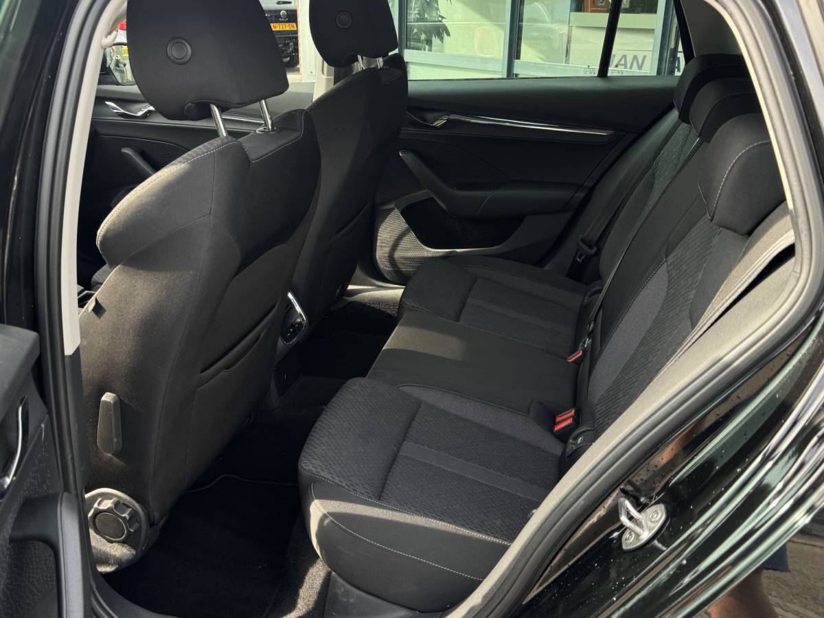 Škoda Octavia ŠKODA Octavia Combi 1.0 e-TSI Business Edition Plus ✅ Automaat ✅ Trekhaak ✅ CarPlay / Android Auto ✅ Dealer onderhouden