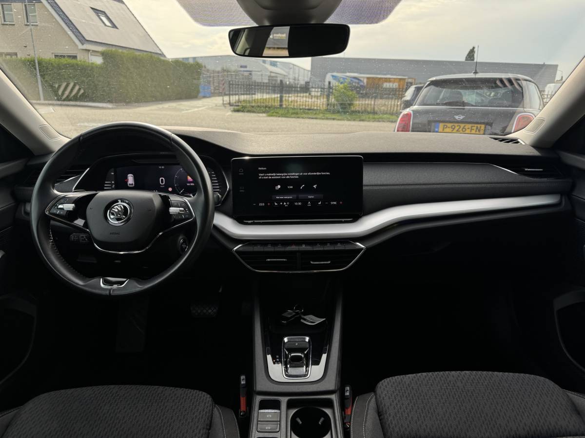 Škoda Octavia ŠKODA Octavia Combi 1.0 e-TSI Business Edition Plus ✅ Automaat ✅ Trekhaak ✅ CarPlay / Android Auto ✅ Dealer onderhouden