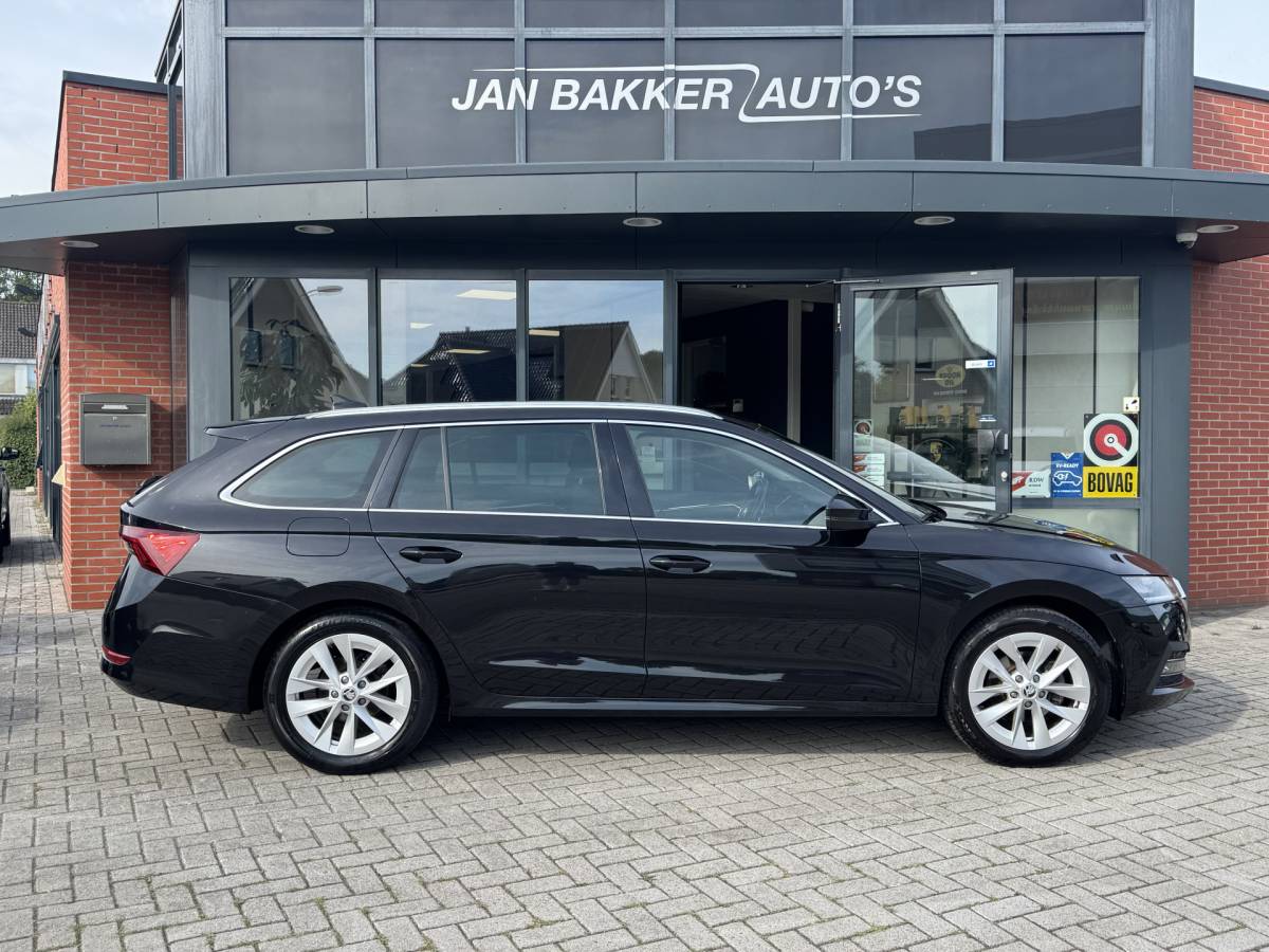 Škoda Octavia ŠKODA Octavia Combi 1.0 e-TSI Business Edition Plus ✅ Automaat ✅ Trekhaak ✅ CarPlay / Android Auto ✅ Dealer onderhouden