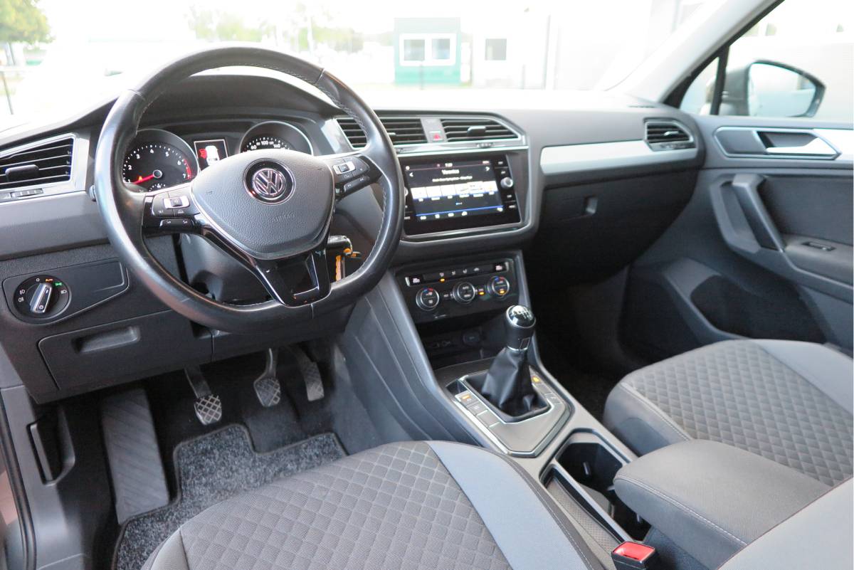 Volkswagen Tiguan Volkswagen Tiguan 1.4 TSI 125pk Comfortline Business ACC, PDC, LMV, Mistlampen, Carplay, Navigatie, DAB+ etc .