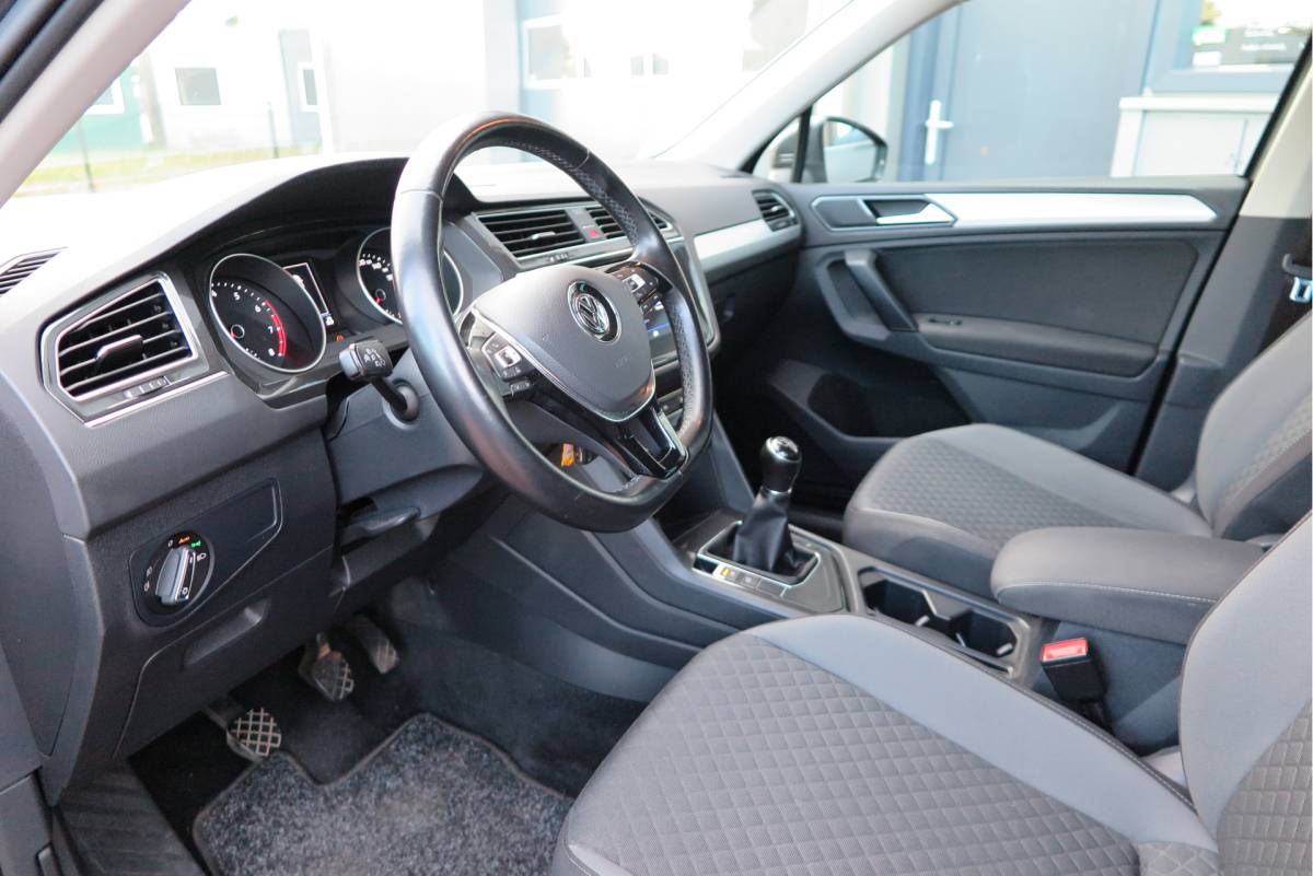 Volkswagen Tiguan Volkswagen Tiguan 1.4 TSI 125pk Comfortline Business ACC, PDC, LMV, Mistlampen, Carplay, Navigatie, DAB+ etc .