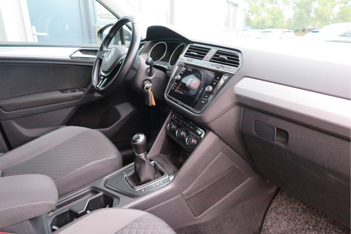 Volkswagen Tiguan Volkswagen Tiguan 1.4 TSI 125pk Comfortline Business ACC, PDC, LMV, Mistlampen, Carplay, Navigatie, DAB+ etc .