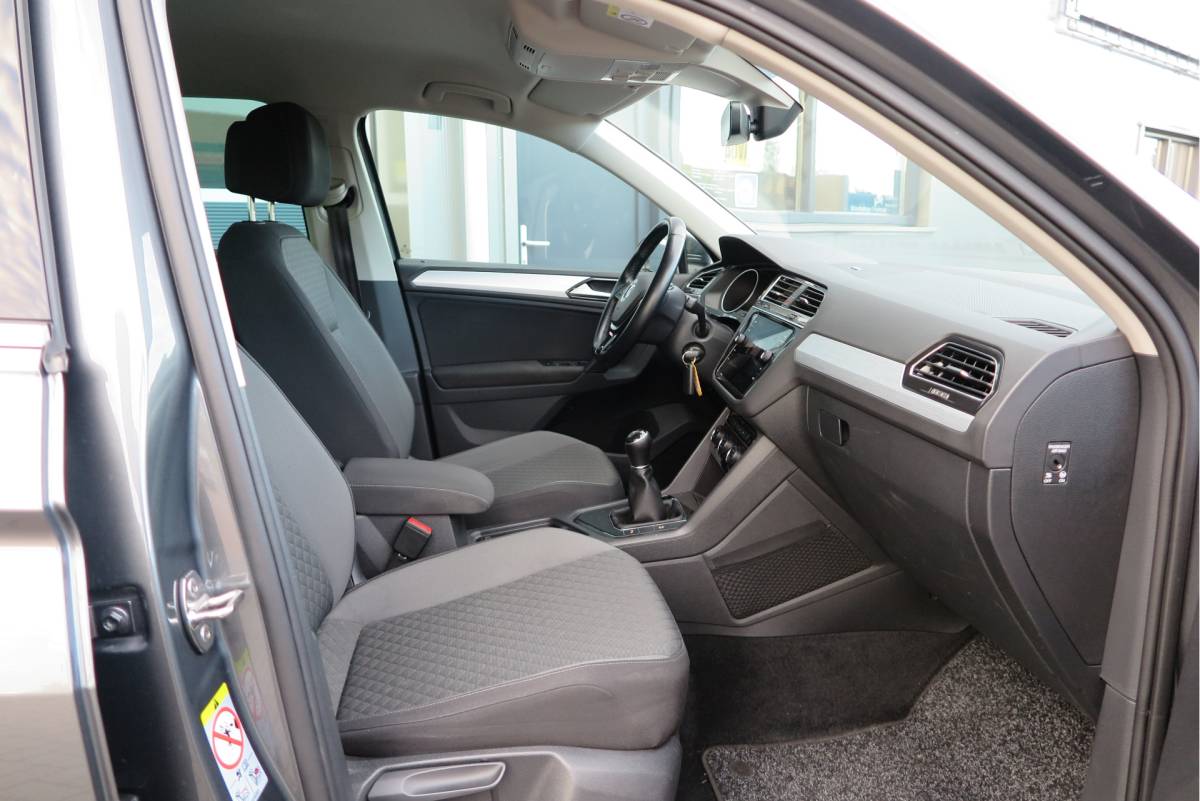 Volkswagen Tiguan Volkswagen Tiguan 1.4 TSI 125pk Comfortline Business ACC, PDC, LMV, Mistlampen, Carplay, Navigatie, DAB+ etc .