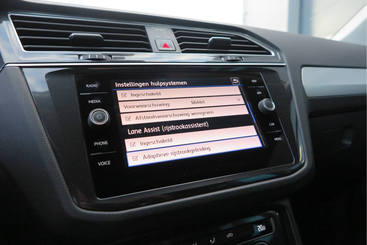 Volkswagen Tiguan Volkswagen Tiguan 1.4 TSI 125pk Comfortline Business ACC, PDC, LMV, Mistlampen, Carplay, Navigatie, DAB+ etc .