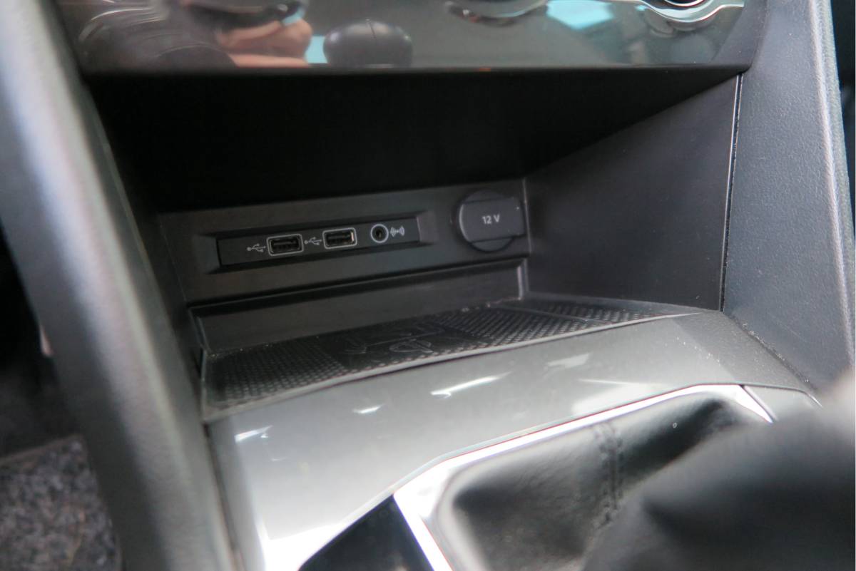 Volkswagen Tiguan Volkswagen Tiguan 1.4 TSI 125pk Comfortline Business ACC, PDC, LMV, Mistlampen, Carplay, Navigatie, DAB+ etc .