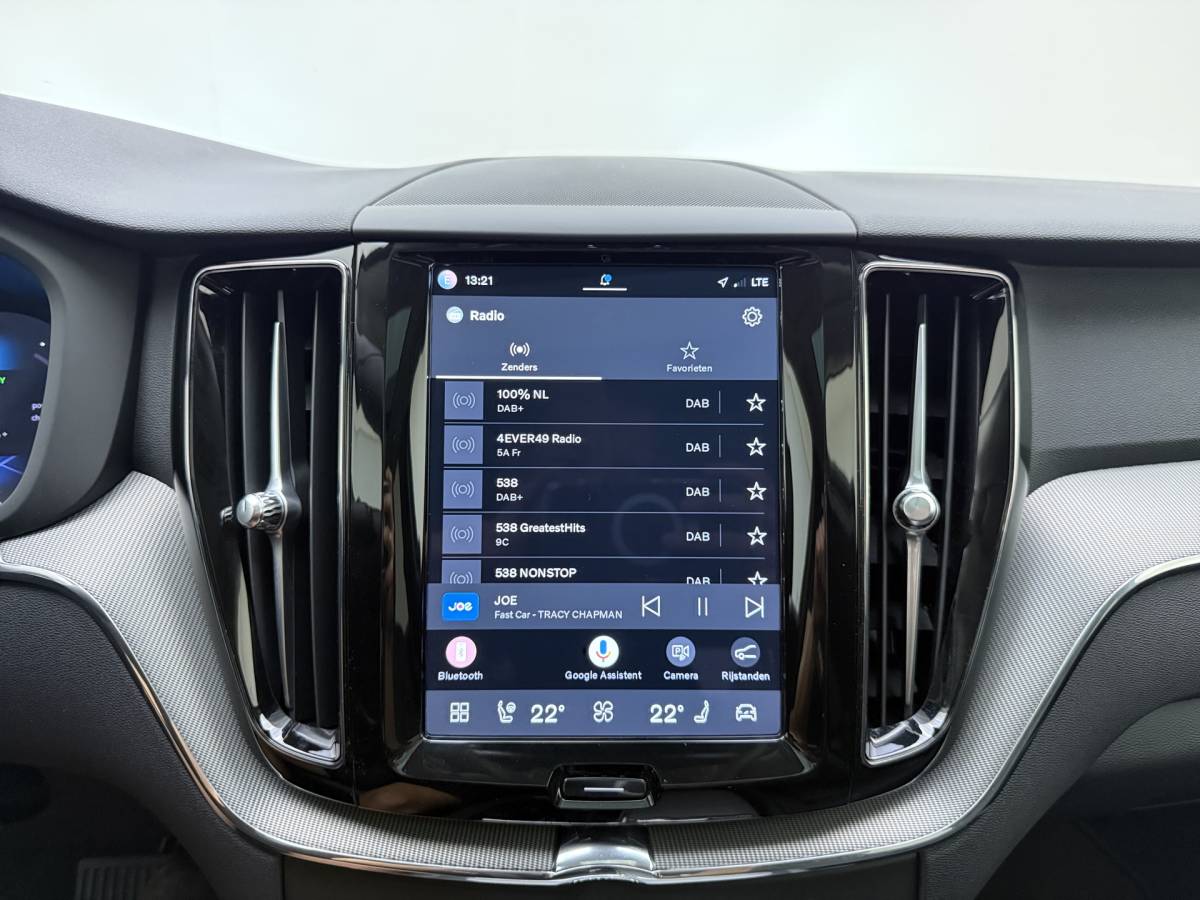 Volvo XC60 Volvo XC60 T8 455pk Plug-in hybrid AWD Plus Bright / Leder / Schuif-kanteldak / 20 inch / Getint glas / Adaptieve cruise / 360 camera.