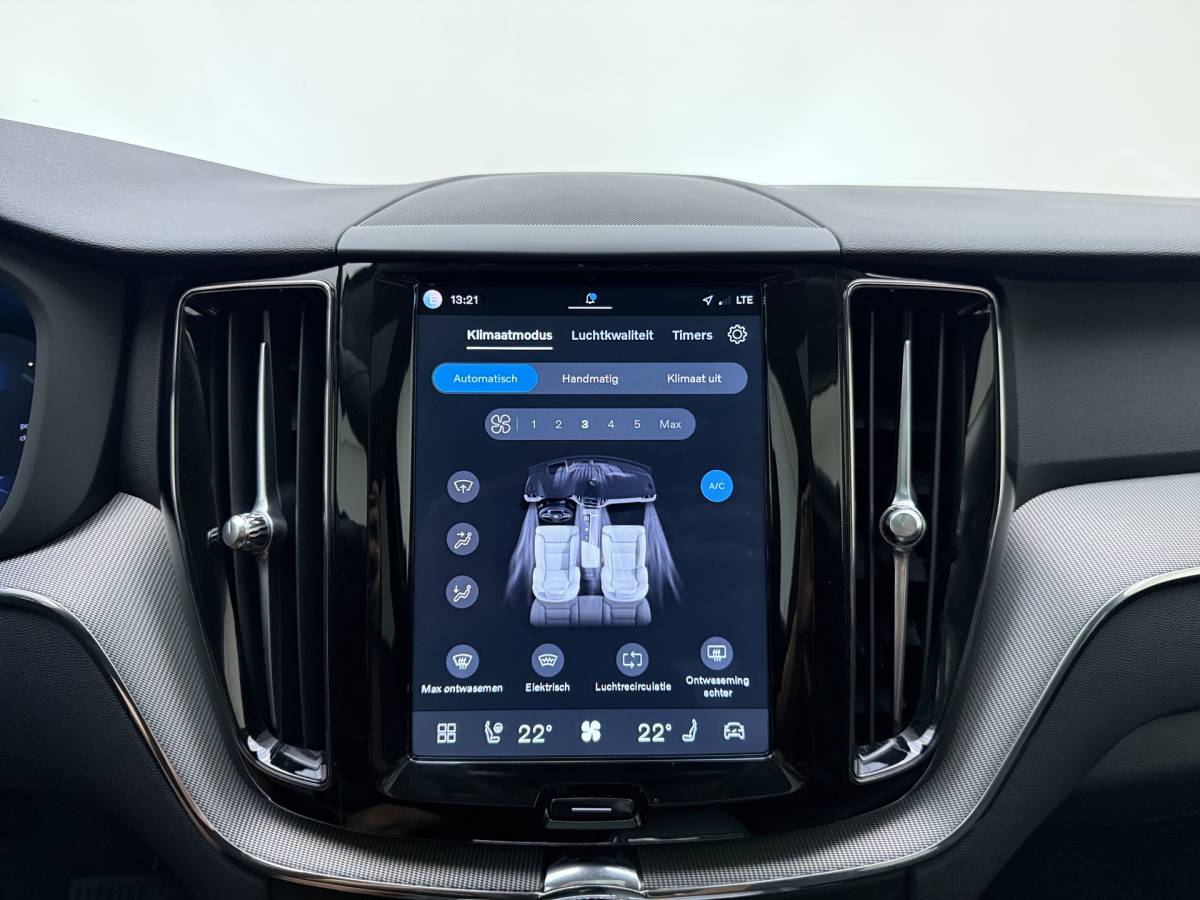 Volvo XC60 Volvo XC60 T8 455pk Plug-in hybrid AWD Plus Bright / Leder / Schuif-kanteldak / 20 inch / Getint glas / Adaptieve cruise / 360 camera.