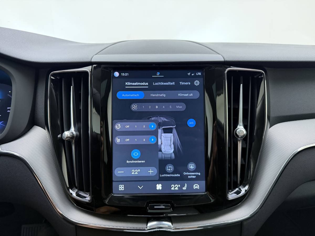 Volvo XC60 Volvo XC60 T8 455pk Plug-in hybrid AWD Plus Bright / Leder / Schuif-kanteldak / 20 inch / Getint glas / Adaptieve cruise / 360 camera.