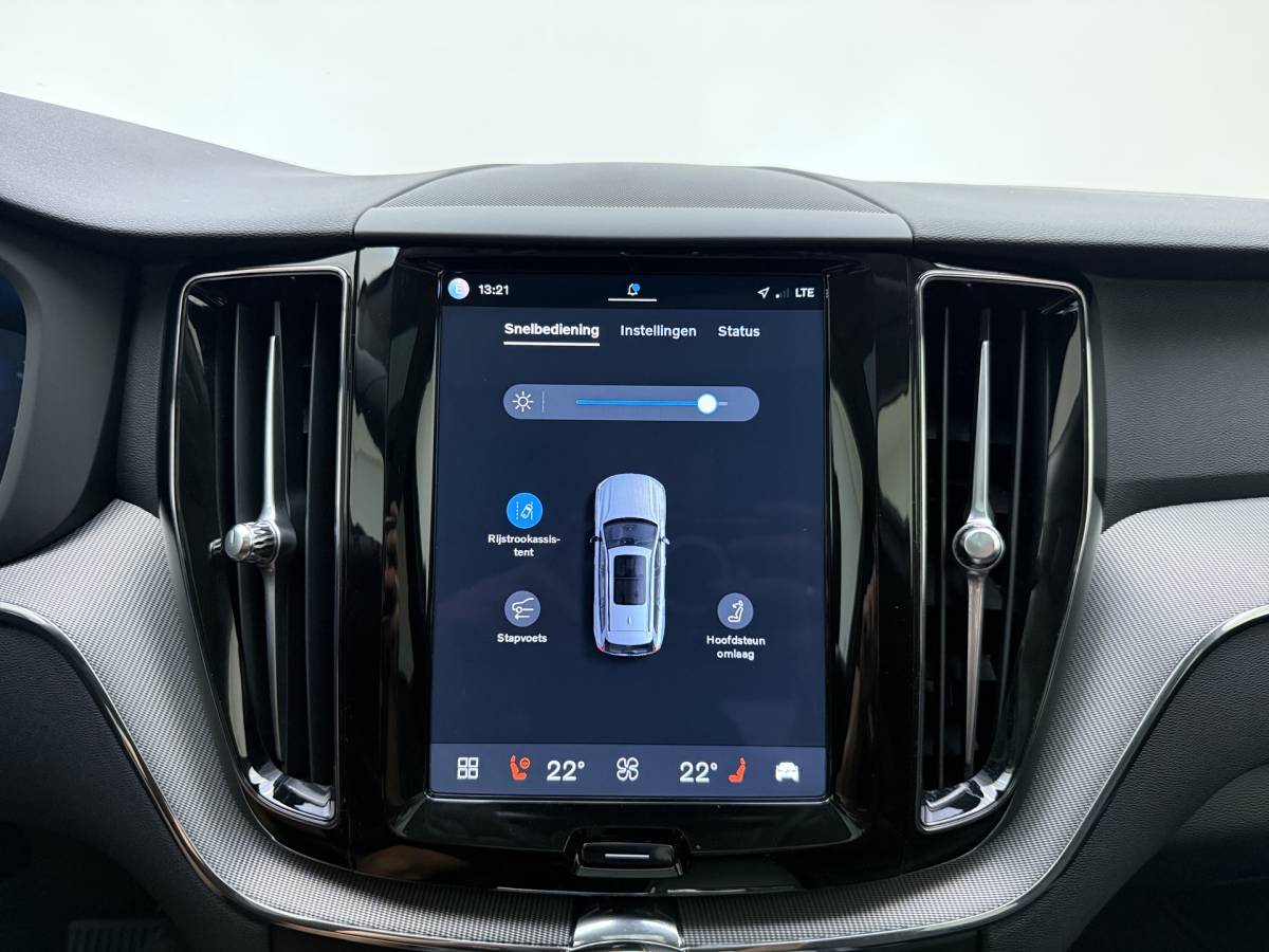 Volvo XC60 Volvo XC60 T8 455pk Plug-in hybrid AWD Plus Bright / Leder / Schuif-kanteldak / 20 inch / Getint glas / Adaptieve cruise / 360 camera.