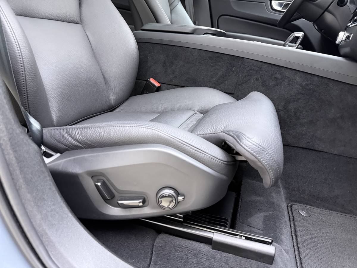 Volvo XC60 Volvo XC60 T8 455pk Plug-in hybrid AWD Plus Bright / Leder / Schuif-kanteldak / 20 inch / Getint glas / Adaptieve cruise / 360 camera.
