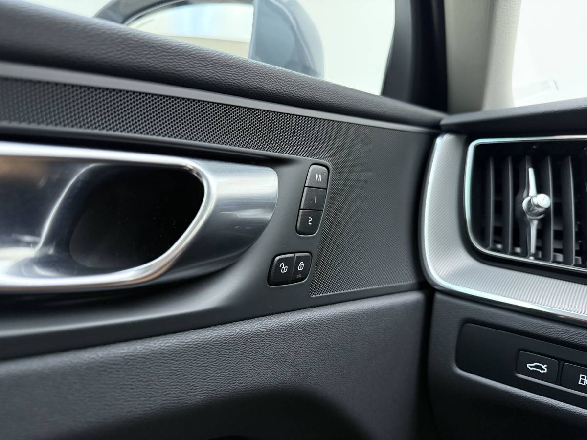 Volvo XC60 Volvo XC60 T8 455pk Plug-in hybrid AWD Plus Bright / Leder / Schuif-kanteldak / 20 inch / Getint glas / Adaptieve cruise / 360 camera.