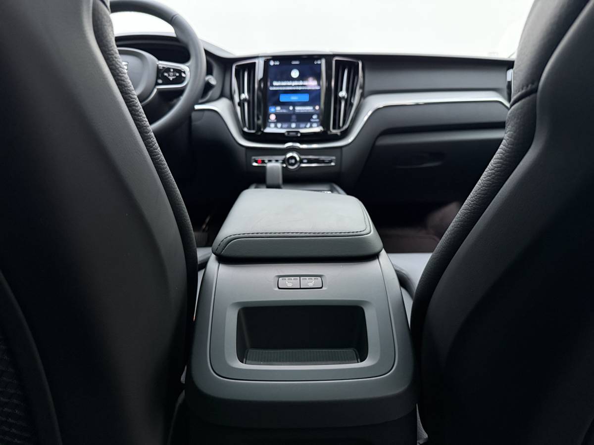 Volvo XC60 Volvo XC60 T8 455pk Plug-in hybrid AWD Plus Bright / Leder / Schuif-kanteldak / 20 inch / Getint glas / Adaptieve cruise / 360 camera.