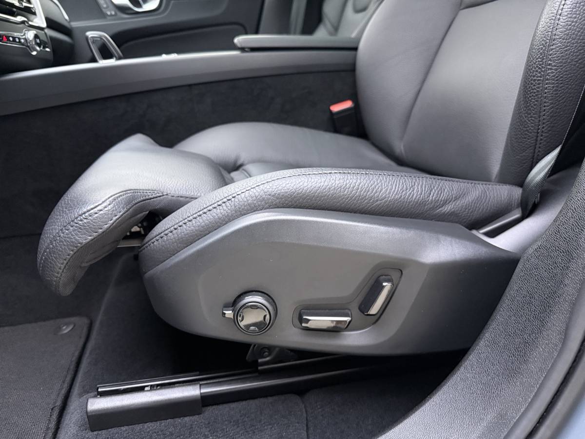 Volvo XC60 Volvo XC60 T8 455pk Plug-in hybrid AWD Plus Bright / Leder / Schuif-kanteldak / 20 inch / Getint glas / Adaptieve cruise / 360 camera.