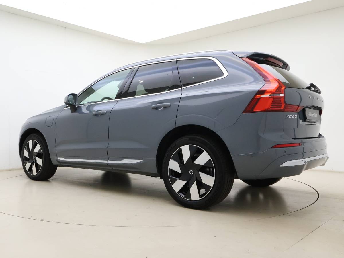 Volvo XC60 Volvo XC60 T8 455pk Plug-in hybrid AWD Plus Bright / Leder / Schuif-kanteldak / 20 inch / Getint glas / Adaptieve cruise / 360 camera.