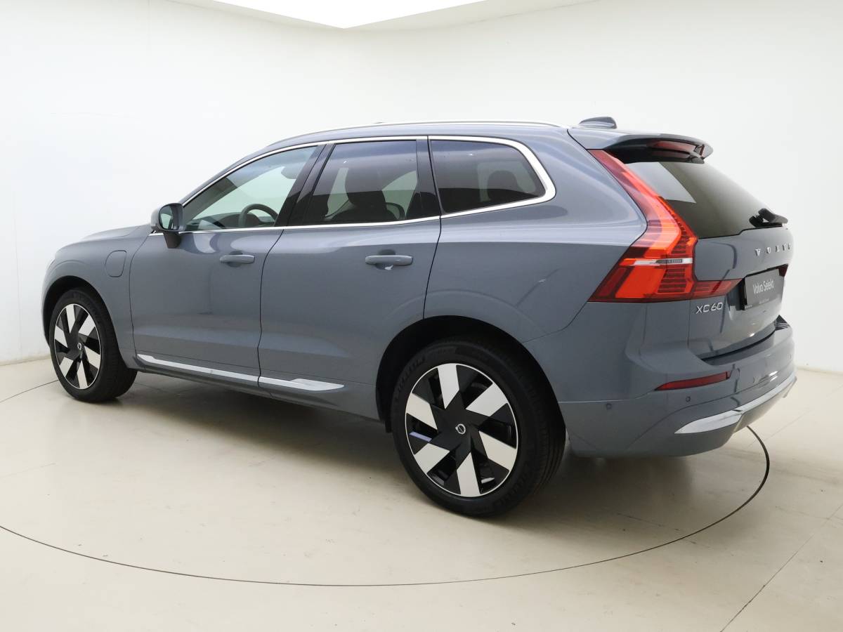 Volvo XC60 Volvo XC60 T8 455pk Plug-in hybrid AWD Plus Bright / Leder / Schuif-kanteldak / 20 inch / Getint glas / Adaptieve cruise / 360 camera.