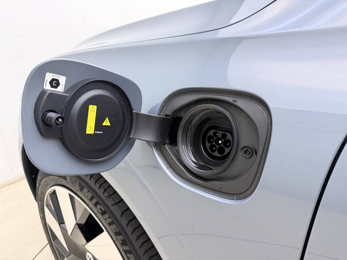 Volvo XC60 Volvo XC60 T8 455pk Plug-in hybrid AWD Plus Bright / Leder / Schuif-kanteldak / 20 inch / Getint glas / Adaptieve cruise / 360 camera.