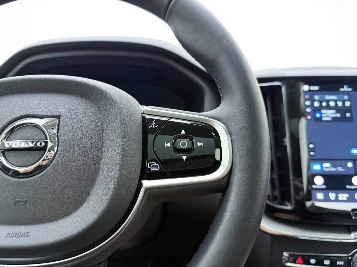 Volvo XC60 Volvo XC60 T8 455pk Plug-in hybrid AWD Plus Bright / Leder / Schuif-kanteldak / 20 inch / Getint glas / Adaptieve cruise / 360 camera.