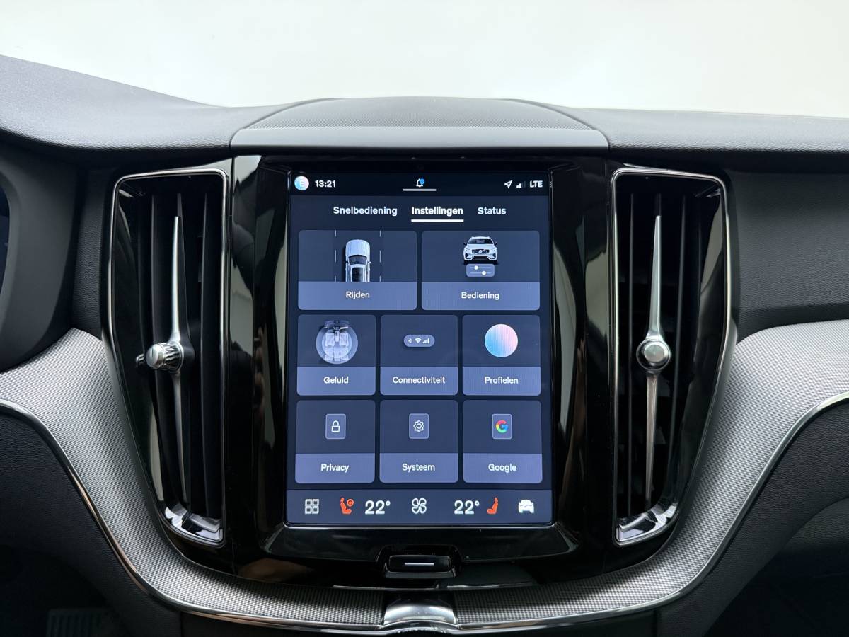 Volvo XC60 Volvo XC60 T8 455pk Plug-in hybrid AWD Plus Bright / Leder / Schuif-kanteldak / 20 inch / Getint glas / Adaptieve cruise / 360 camera.