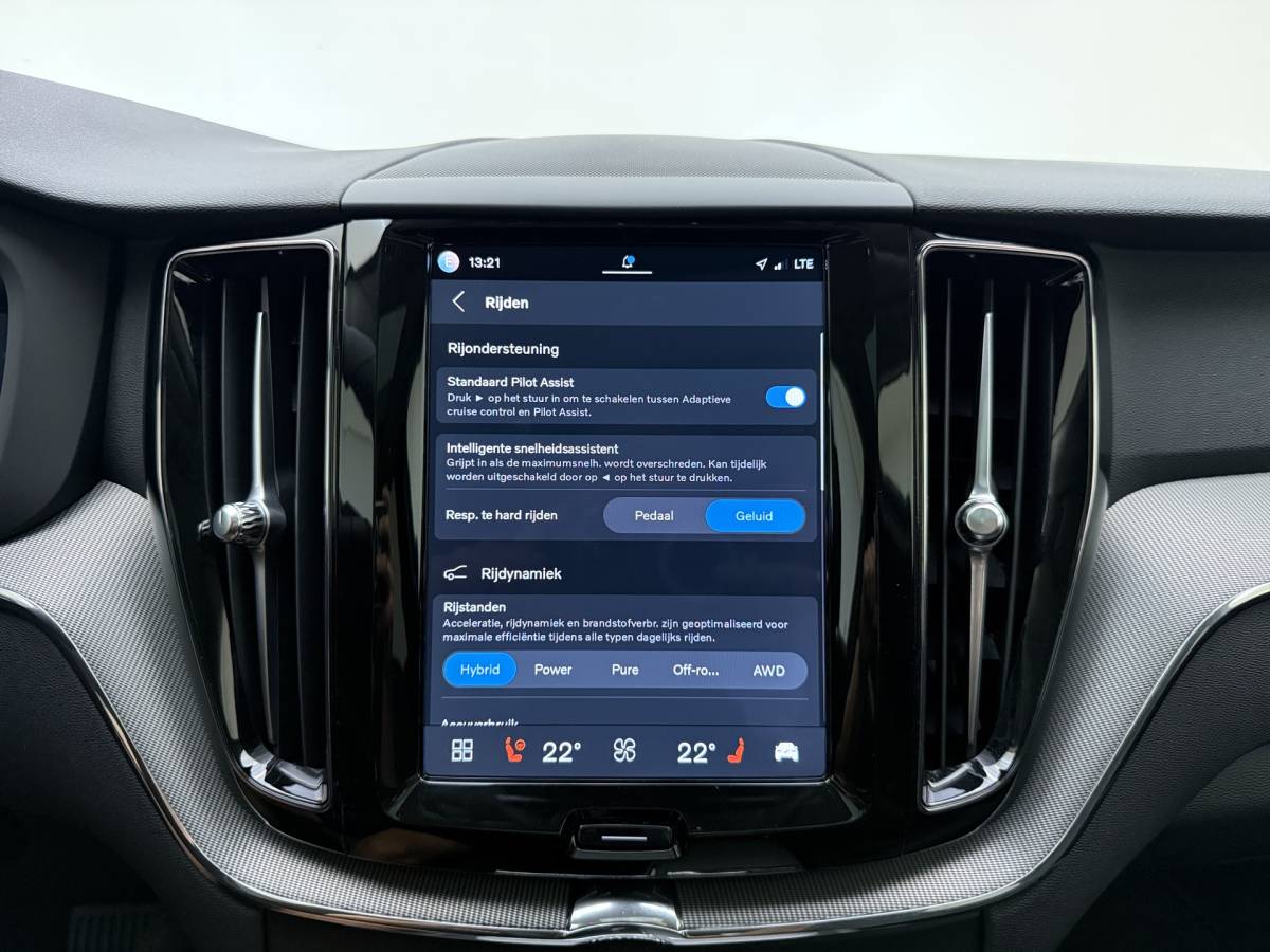 Volvo XC60 Volvo XC60 T8 455pk Plug-in hybrid AWD Plus Bright / Leder / Schuif-kanteldak / 20 inch / Getint glas / Adaptieve cruise / 360 camera.