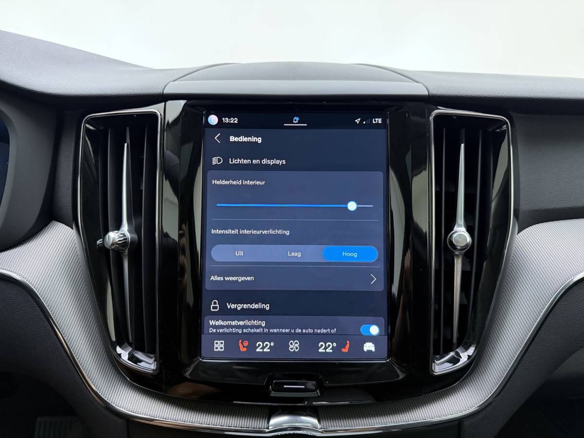 Volvo XC60 Volvo XC60 T8 455pk Plug-in hybrid AWD Plus Bright / Leder / Schuif-kanteldak / 20 inch / Getint glas / Adaptieve cruise / 360 camera.