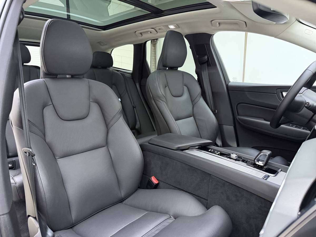 Volvo XC60 Volvo XC60 T8 455pk Plug-in hybrid AWD Plus Bright / Leder / Schuif-kanteldak / 20 inch / Getint glas / Adaptieve cruise / 360 camera.
