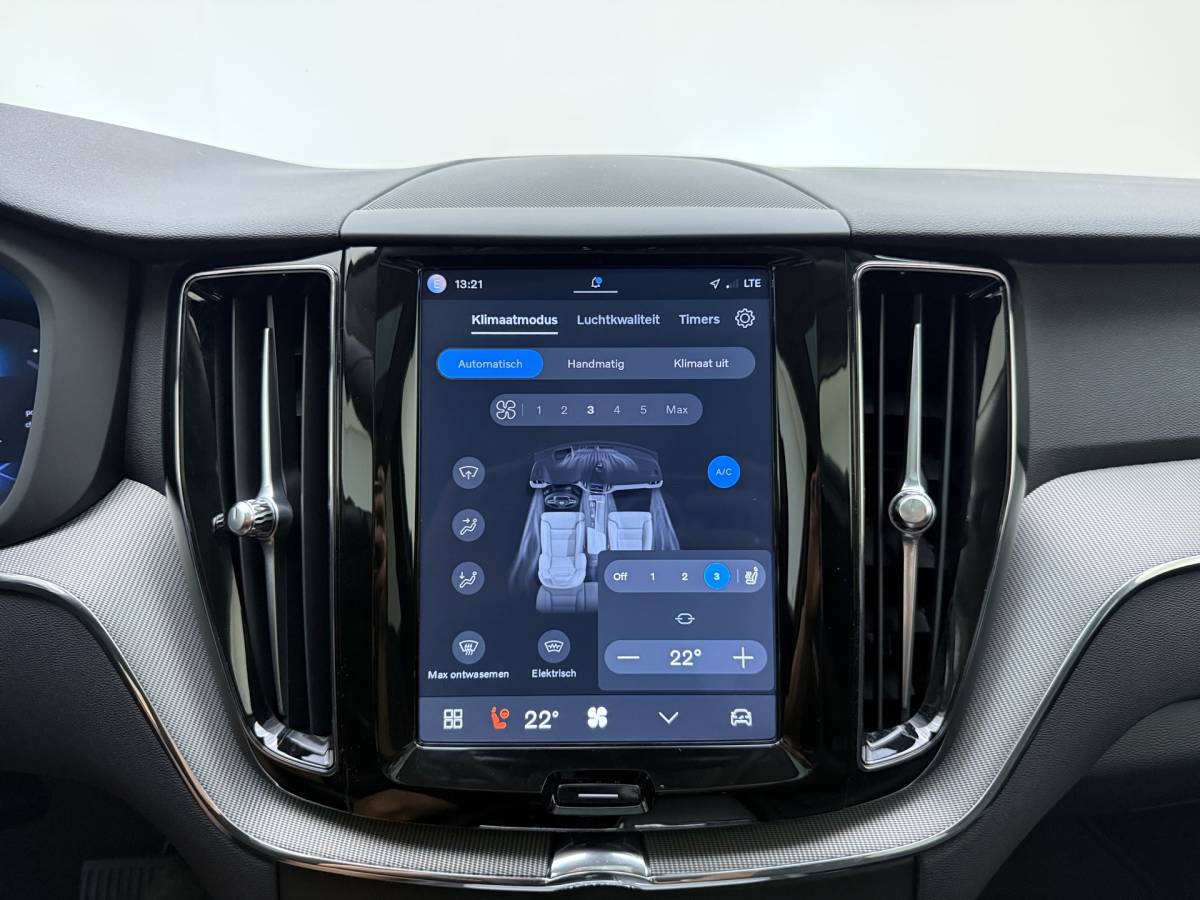 Volvo XC60 Volvo XC60 T8 455pk Plug-in hybrid AWD Plus Bright / Leder / Schuif-kanteldak / 20 inch / Getint glas / Adaptieve cruise / 360 camera.