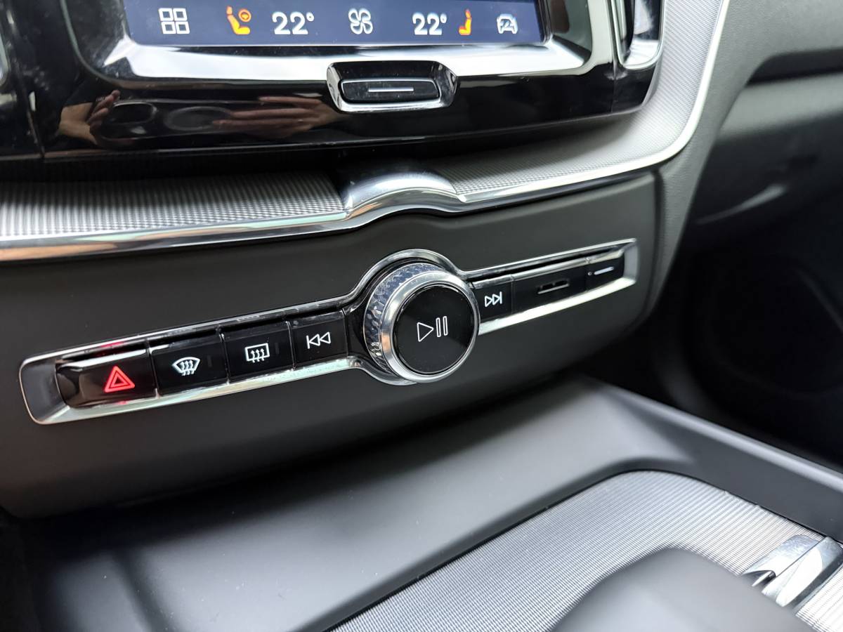 Volvo XC60 Volvo XC60 T8 455pk Plug-in hybrid AWD Plus Bright / Leder / Schuif-kanteldak / 20 inch / Getint glas / Adaptieve cruise / 360 camera.