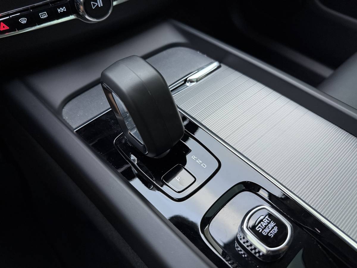 Volvo XC60 Volvo XC60 T8 455pk Plug-in hybrid AWD Plus Bright / Leder / Schuif-kanteldak / 20 inch / Getint glas / Adaptieve cruise / 360 camera.