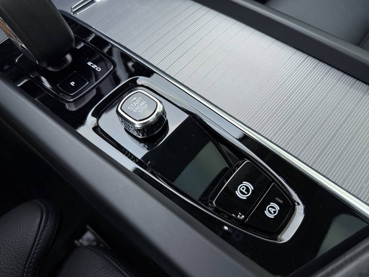 Volvo XC60 Volvo XC60 T8 455pk Plug-in hybrid AWD Plus Bright / Leder / Schuif-kanteldak / 20 inch / Getint glas / Adaptieve cruise / 360 camera.