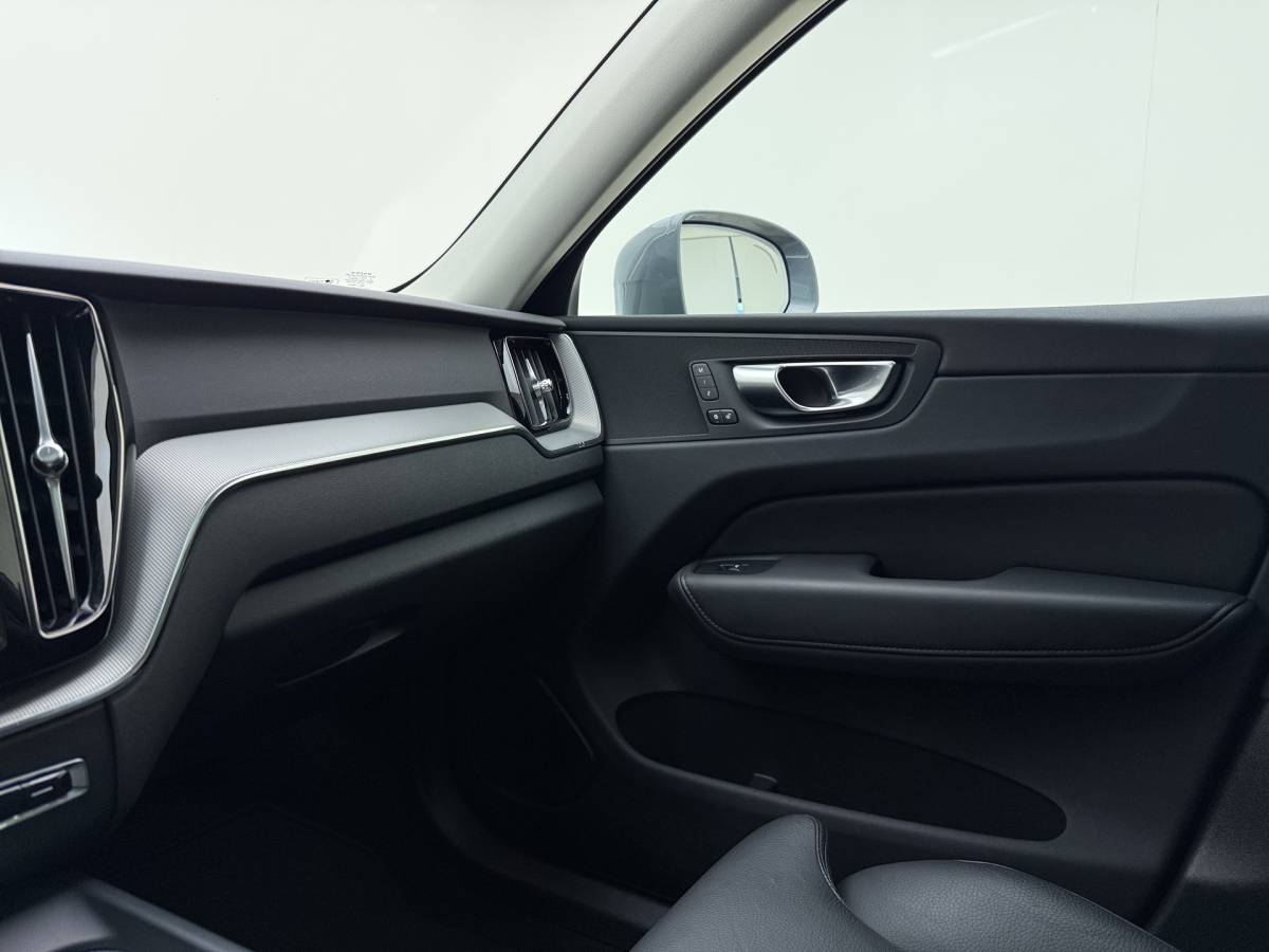 Volvo XC60 Volvo XC60 T8 455pk Plug-in hybrid AWD Plus Bright / Leder / Schuif-kanteldak / 20 inch / Getint glas / Adaptieve cruise / 360 camera.