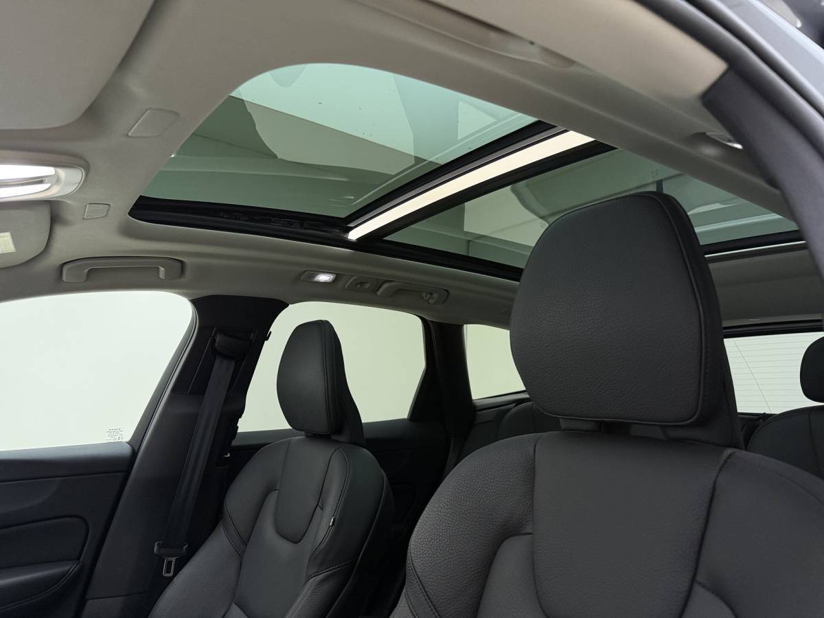 Volvo XC60 Volvo XC60 T8 455pk Plug-in hybrid AWD Plus Bright / Leder / Schuif-kanteldak / 20 inch / Getint glas / Adaptieve cruise / 360 camera.