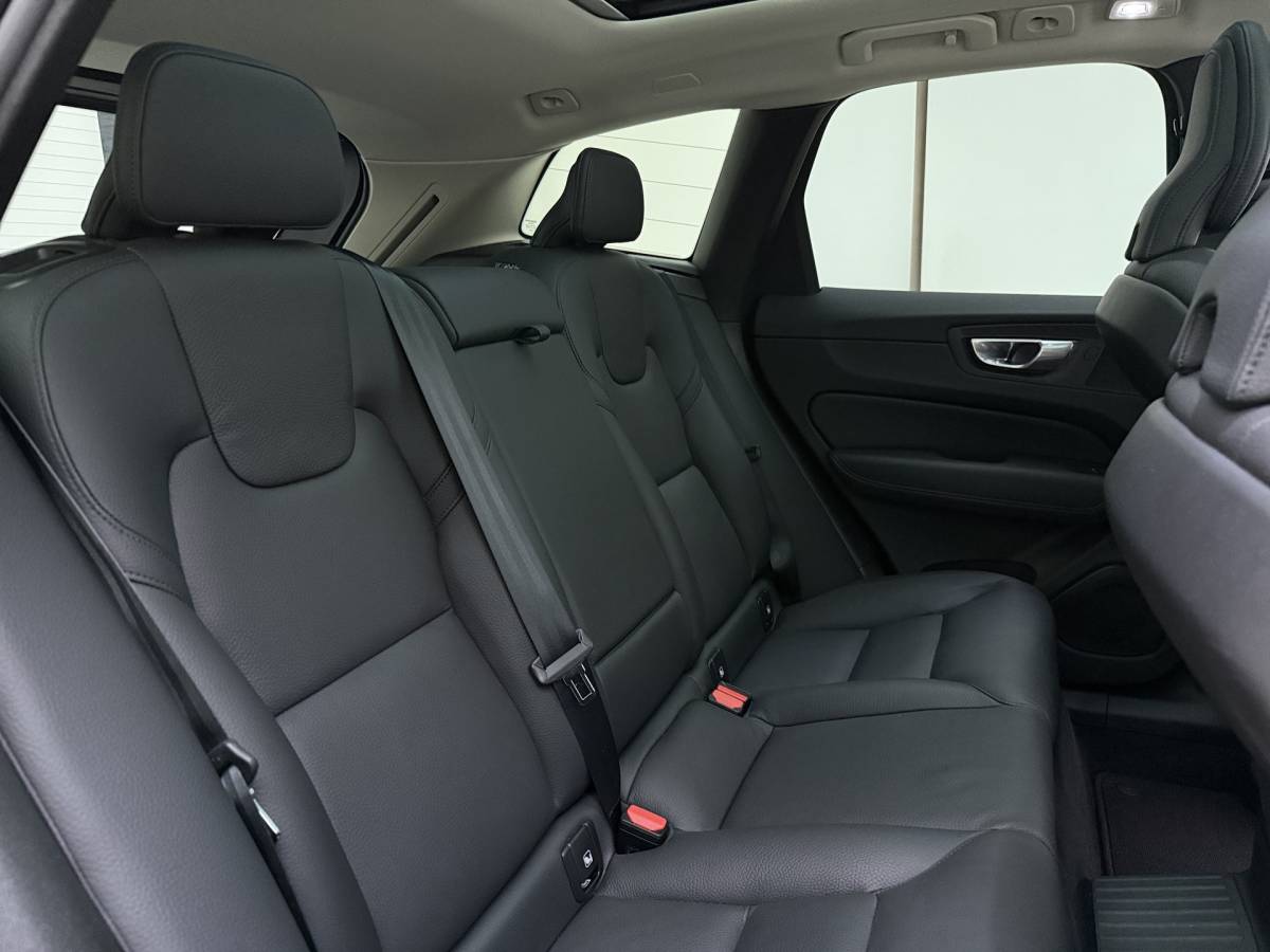 Volvo XC60 Volvo XC60 T8 455pk Plug-in hybrid AWD Plus Bright / Leder / Schuif-kanteldak / 20 inch / Getint glas / Adaptieve cruise / 360 camera.