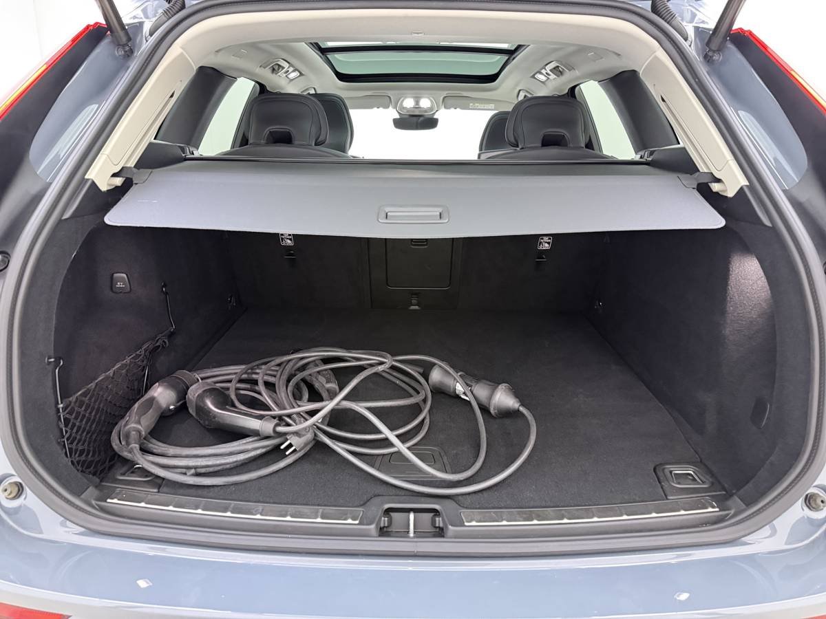 Volvo XC60 Volvo XC60 T8 455pk Plug-in hybrid AWD Plus Bright / Leder / Schuif-kanteldak / 20 inch / Getint glas / Adaptieve cruise / 360 camera.
