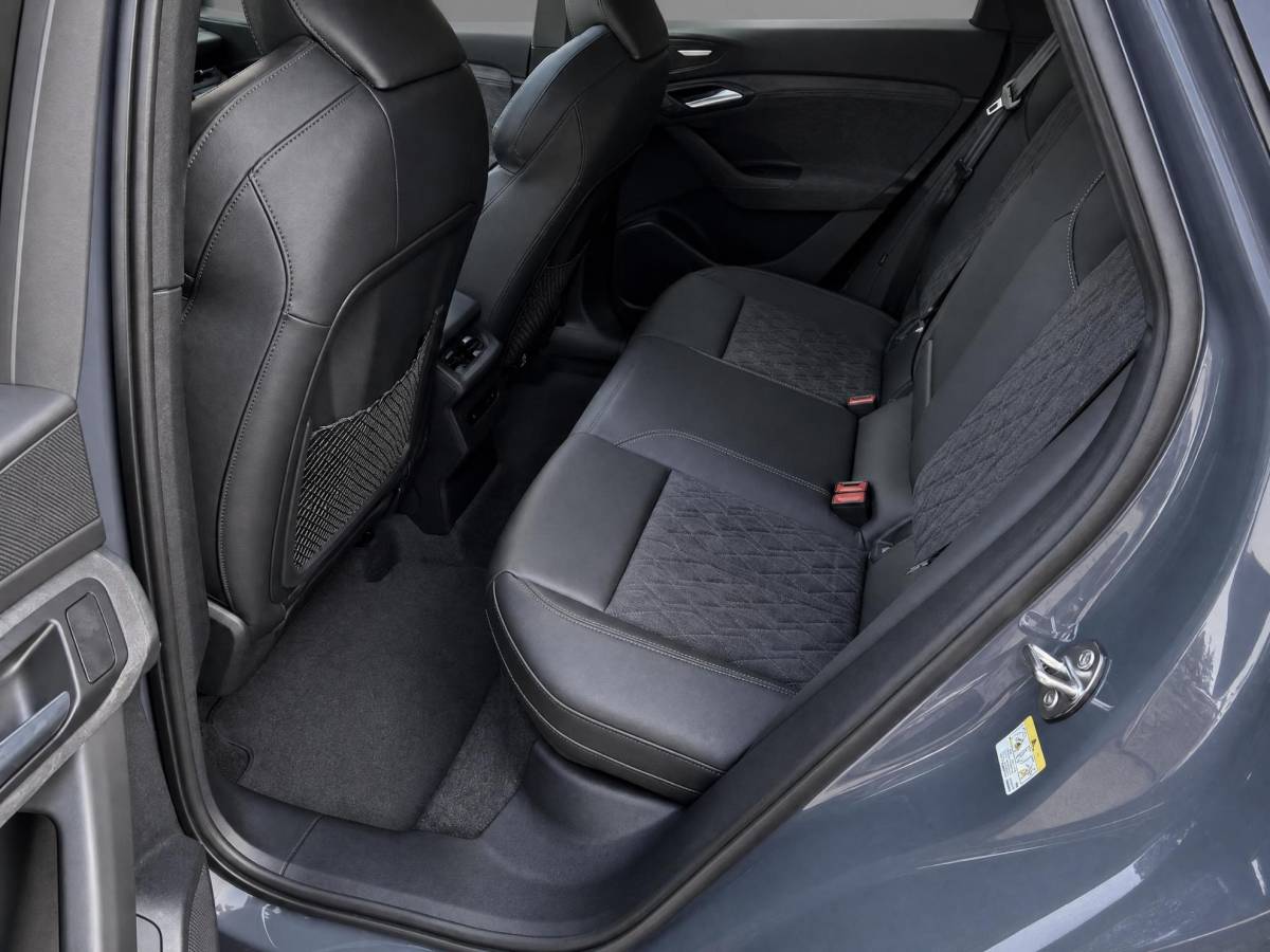 Audi Q6 e-tron Audi Q6 e-tron S edition 306pk performance 100 kWh · Panoramadak · Luchtvering · Trekhaak · 360 Camera · Warmtepomp · Head-Up · Elek. Voorstoelen · 21” Inch · 24-11-2030 of 100.000km