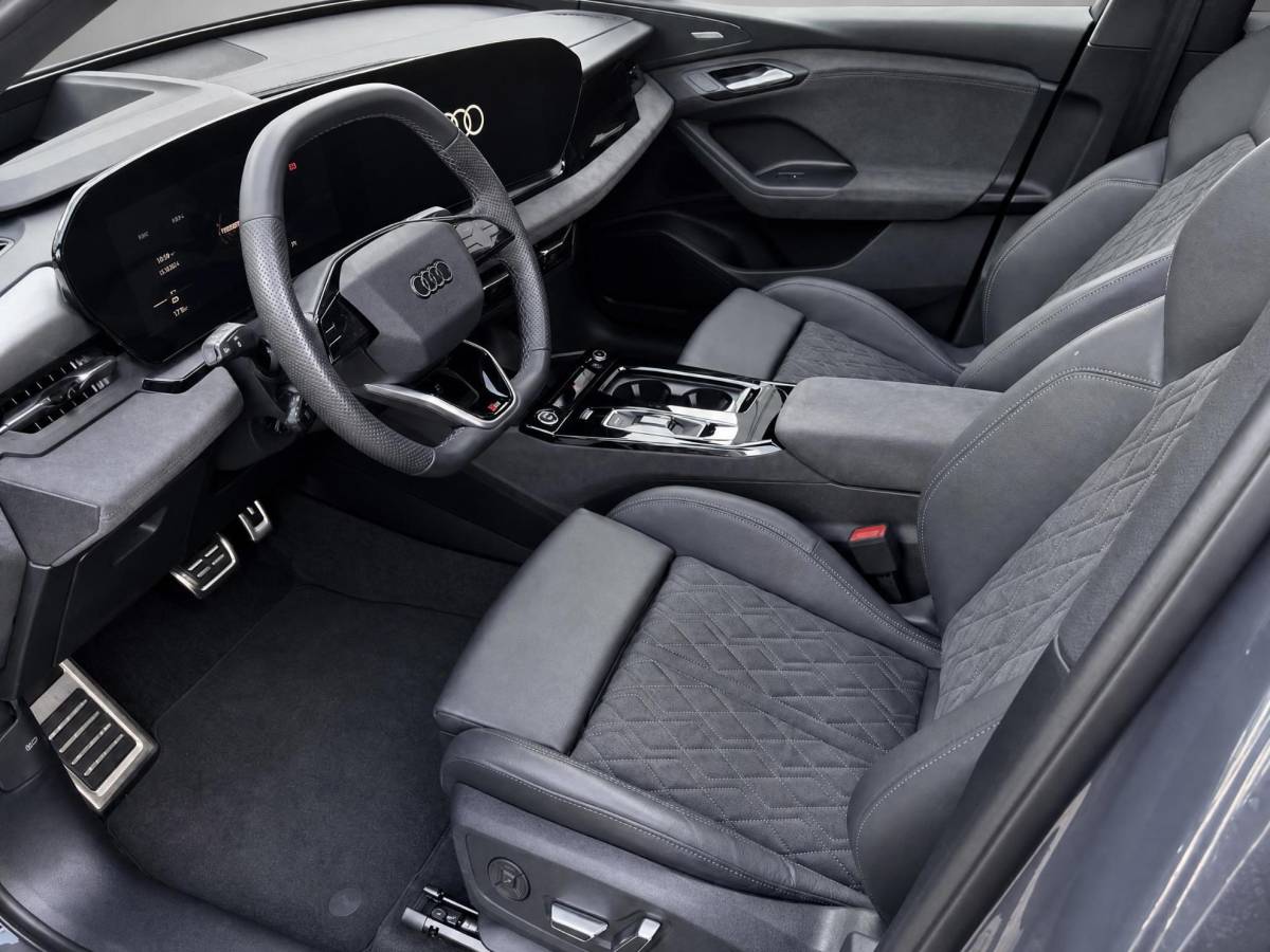Audi Q6 e-tron Audi Q6 e-tron S edition 306pk performance 100 kWh · Panoramadak · Luchtvering · Trekhaak · 360 Camera · Warmtepomp · Head-Up · Elek. Voorstoelen · 21” Inch · 24-11-2030 of 100.000km
