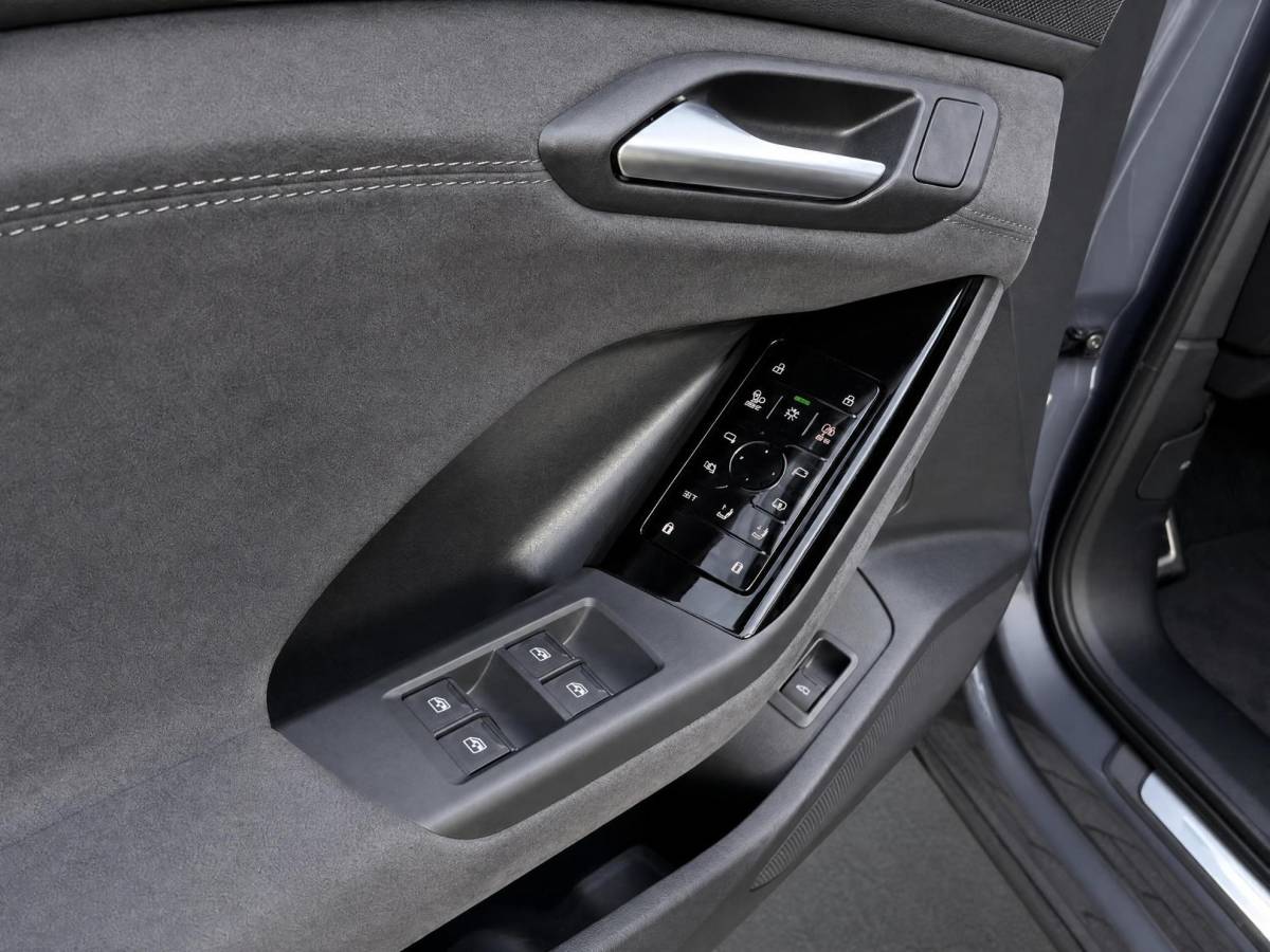 Audi Q6 e-tron Audi Q6 e-tron S edition 306pk performance 100 kWh · Panoramadak · Luchtvering · Trekhaak · 360 Camera · Warmtepomp · Head-Up · Elek. Voorstoelen · 21” Inch · 24-11-2030 of 100.000km