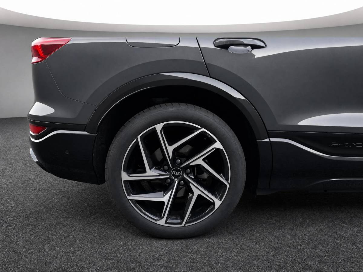 Audi Q6 e-tron Audi Q6 e-tron S edition 306pk performance 100 kWh · Panoramadak · Luchtvering · Trekhaak · 360 Camera · Warmtepomp · Head-Up · Elek. Voorstoelen · 21” Inch · 24-11-2030 of 100.000km