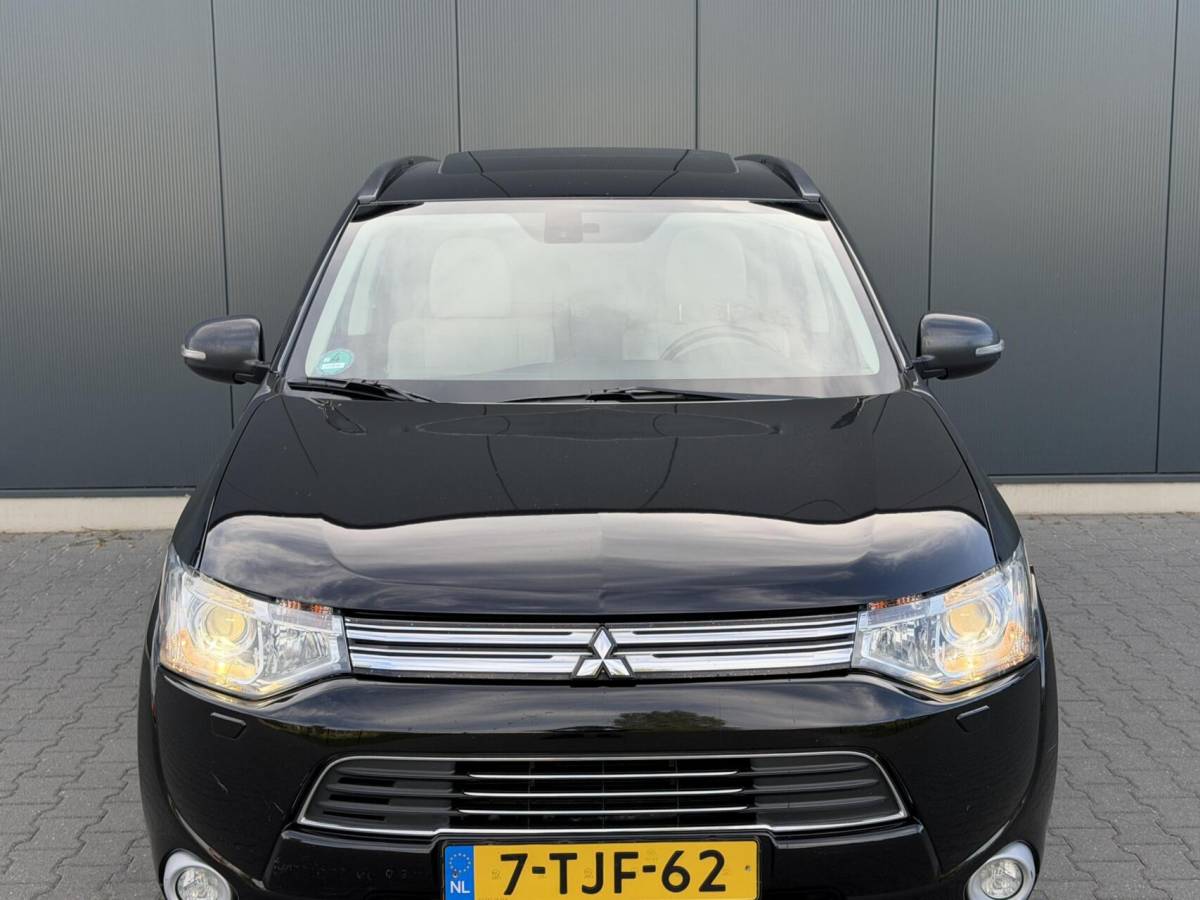 Mitsubishi Outlander Mitsubishi Outlander 2.0 PHEV Instyle+ Schuifdak – Leder – Trekhaak