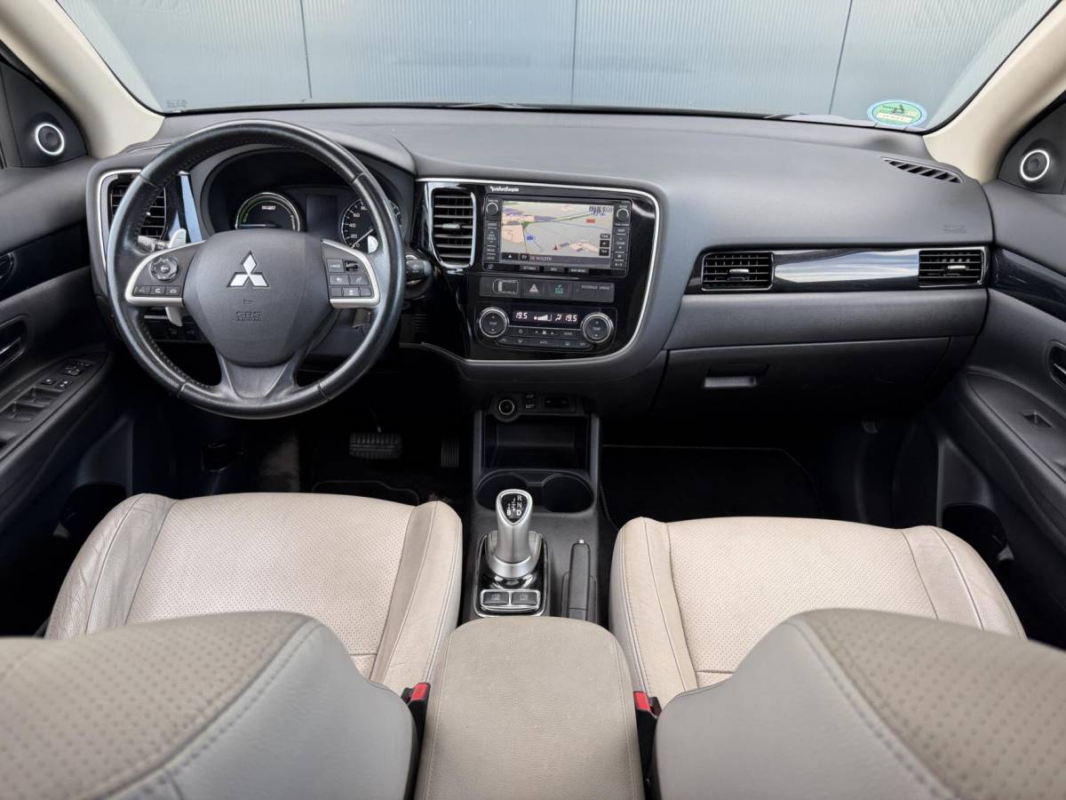 Mitsubishi Outlander Mitsubishi Outlander 2.0 PHEV Instyle+ Schuifdak – Leder – Trekhaak