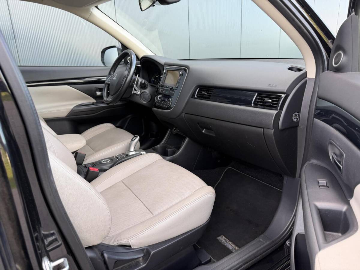Mitsubishi Outlander Mitsubishi Outlander 2.0 PHEV Instyle+ Schuifdak – Leder – Trekhaak