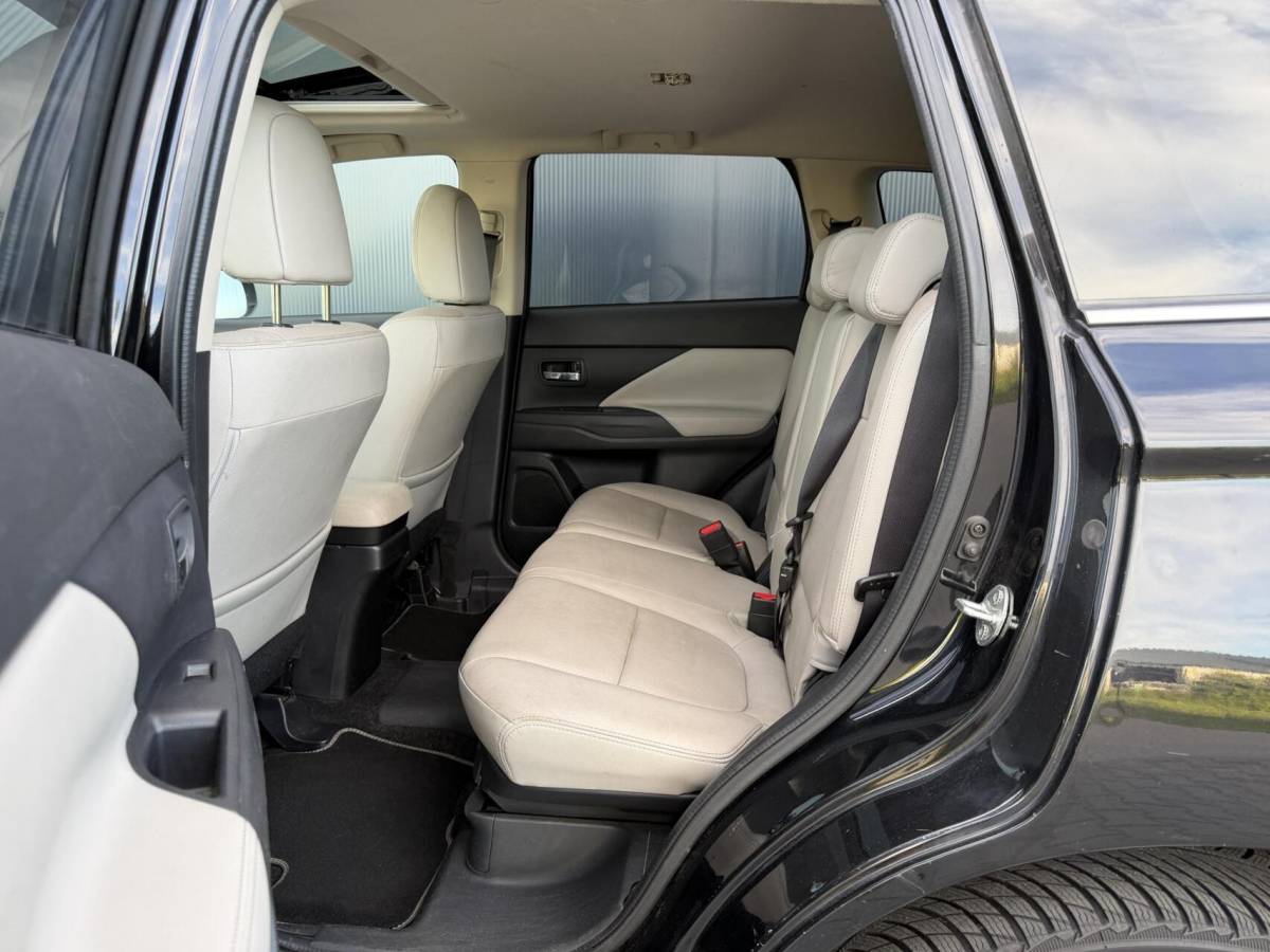Mitsubishi Outlander Mitsubishi Outlander 2.0 PHEV Instyle+ Schuifdak – Leder – Trekhaak