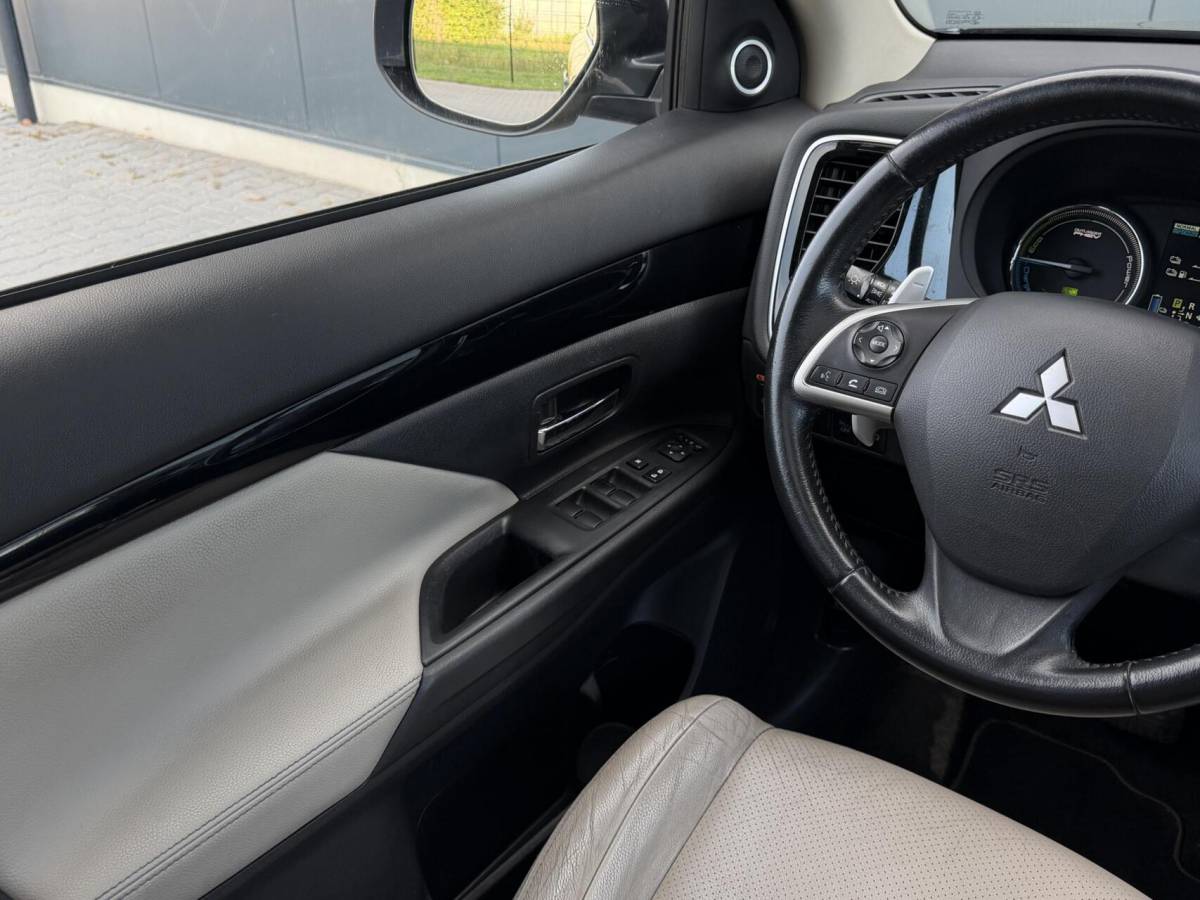 Mitsubishi Outlander Mitsubishi Outlander 2.0 PHEV Instyle+ Schuifdak – Leder – Trekhaak
