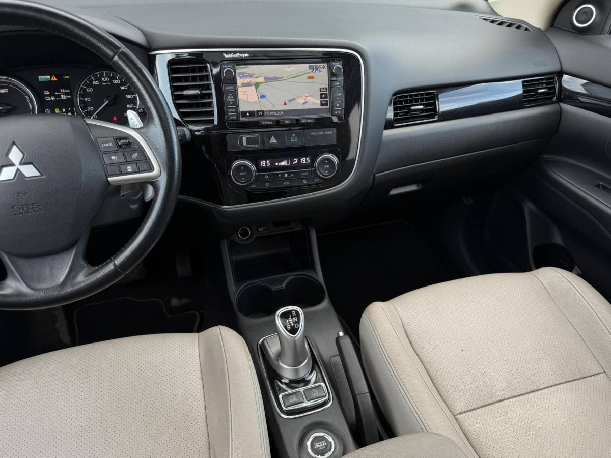 Mitsubishi Outlander Mitsubishi Outlander 2.0 PHEV Instyle+ Schuifdak – Leder – Trekhaak